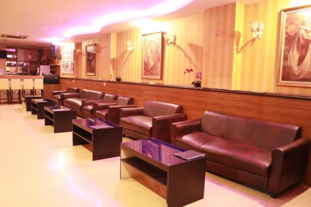 California Hotel Jakarta Exterior foto