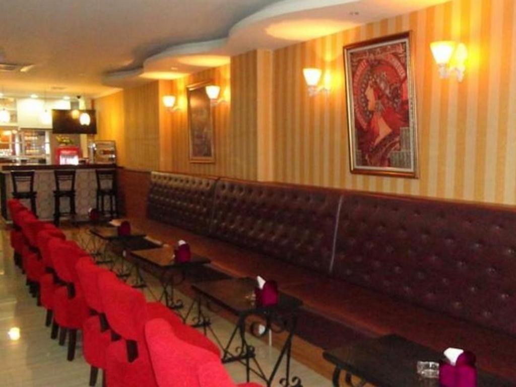 California Hotel Jakarta Exterior foto