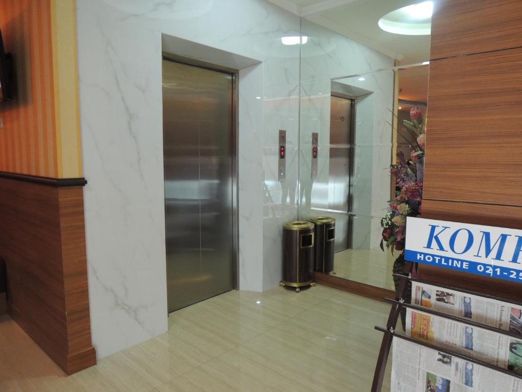 California Hotel Jakarta Exterior foto